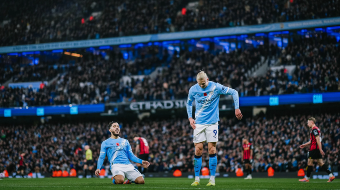 Erling Haaland (phải) nhảy điệu robot mừng bàn mở tỷ số. Ảnh: Man City