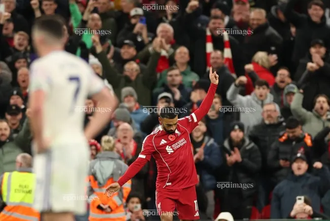 Vũ điệu chiến thắng của Salah sau khi chọc thủng lưới Aston Villa. Ảnh: EPA. ban-thang-thu-250-cua-salah-cham-dut-6-tuan-u-am-cho-liverpool (3).jpg