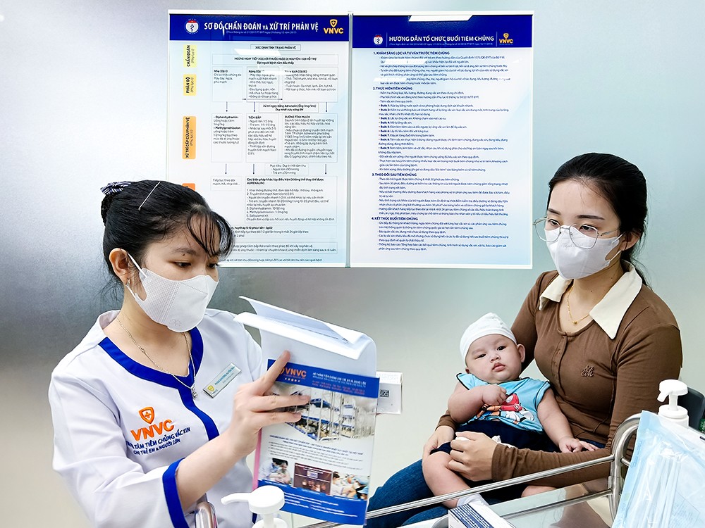 Trẻ tiêm ngừa vắc-xin 6 trong 1 tại Trung tâm tiêm chủng VNVC. Ảnh: Hoàng Dương