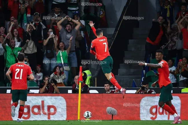 Ngôi sao CR7 vẫn bay cao dù đang ở lứa tuổi "xưa nay hiếm" trong làng bóng đá chuyên nghiệp. Ảnh: EPA. ronaldo-lap-ky-luc-voi-ban-thang-thu-952 (1).jpg