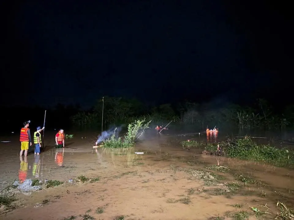 Tiếng gọi trong đêm rét, đèn pin chiếu từng bụi cây để tìm cháu Ngọc Hà. gen-n-z7177601658519_c38d54642f754b91804c2e1021353bb9.jpg