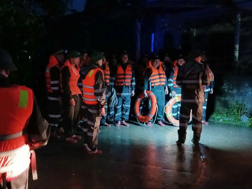 Lực lượng công an, bộ đội xuyên đêm tìm kiếm thi thể cháu bé. gen-h-z7177601662706_b6ee9dad44cc6c3602215b153eb06e51.jpg