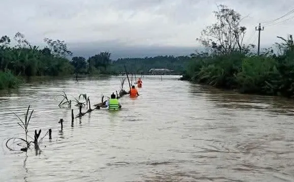 Nước lũ cướp đi tình thương của mẹ và cũng cướp đi sự sống của những đứa trẻ. gen-n-z7177601665227_a908fe58d8fa6fc2f57c317bd6a32c46.jpg
