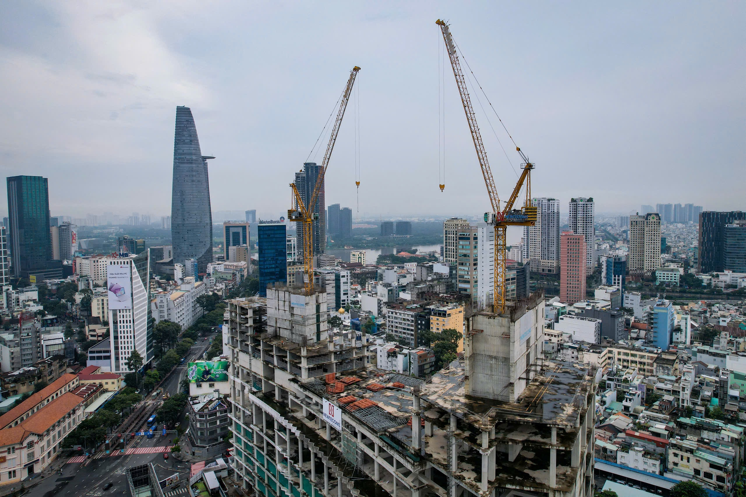 TP.HCM: Cần cẩu 'đứng gác' 3 năm dự án tứ giác Bến Thành, vì sao chưa tháo?- Ảnh 2.