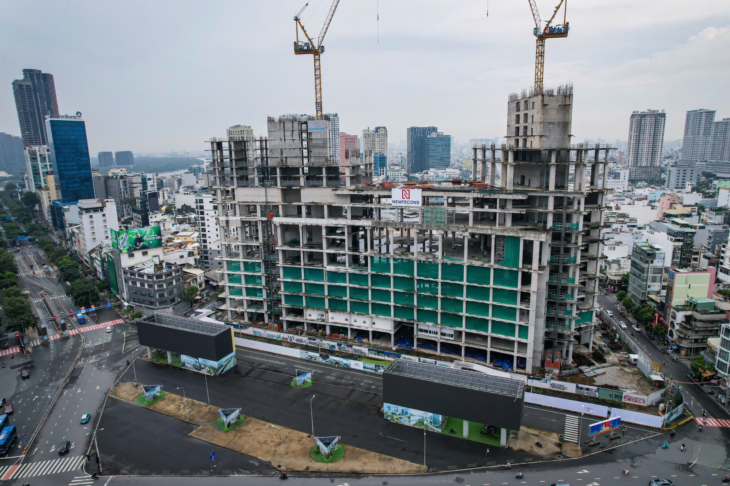 TP.HCM: Cần cẩu 'đứng gác' 3 năm dự án tứ giác Bến Thành, vì sao chưa tháo?- Ảnh 3.