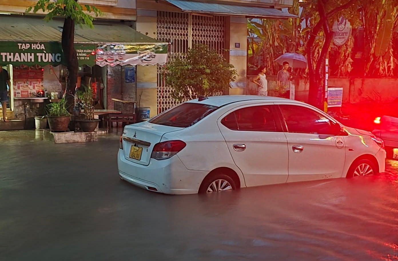 Đà Nẵng: Mưa lớn từ rạng sáng, nhiều khu vực trung tâm ngập sâu- Ảnh 2.