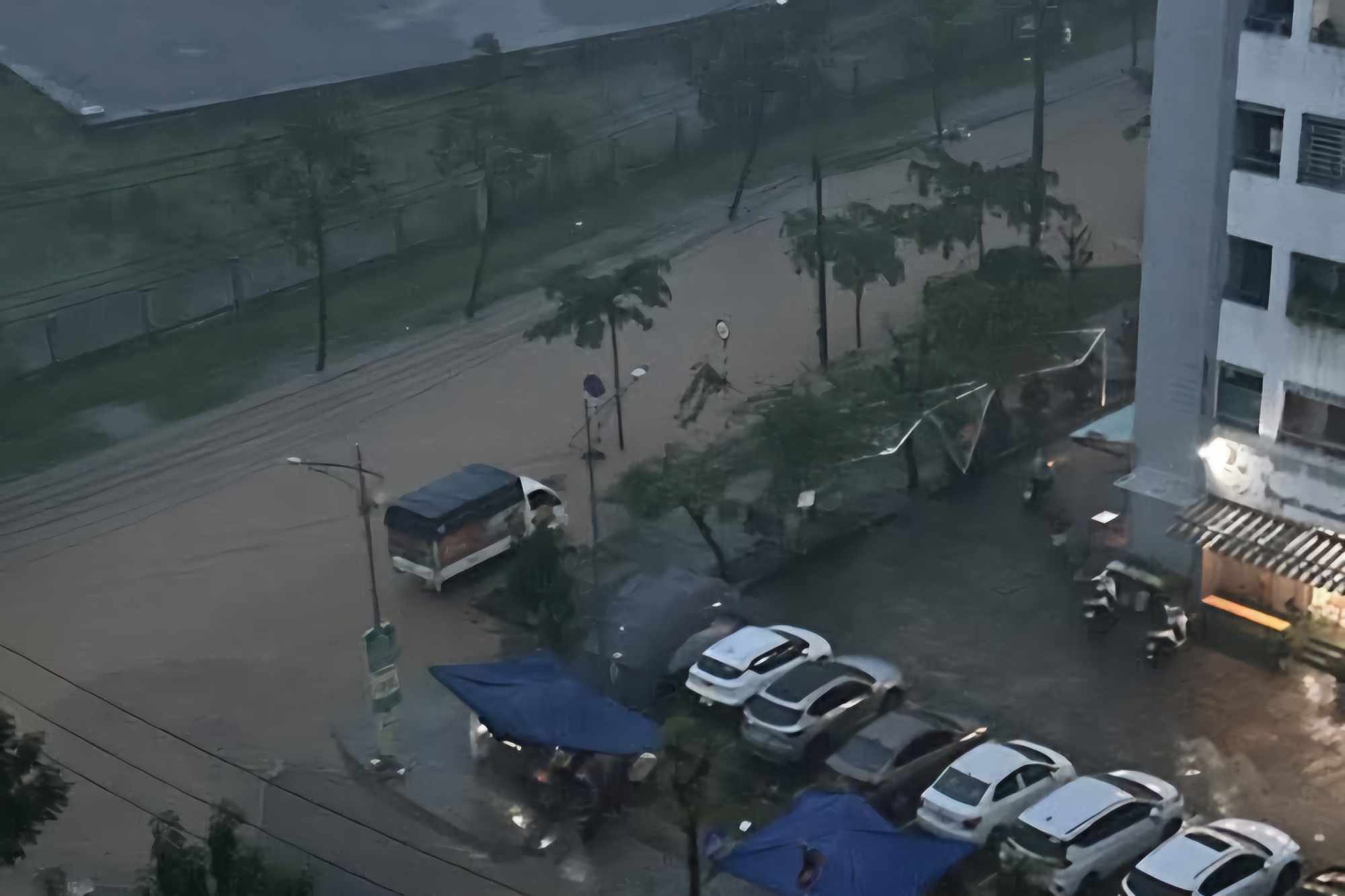 Đà Nẵng: Mưa lớn từ rạng sáng, nhiều khu vực trung tâm ngập sâu- Ảnh 4.