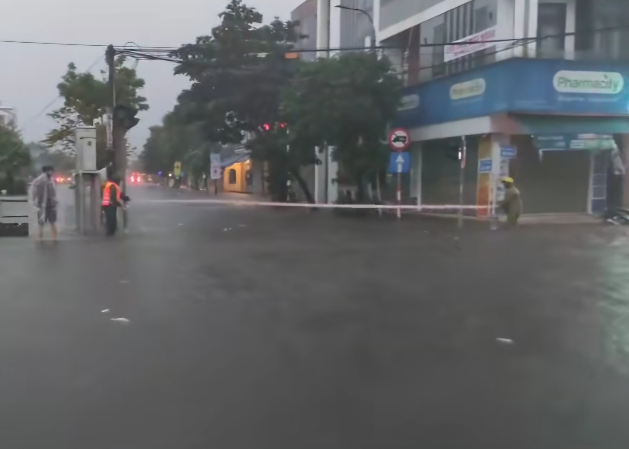 Đà Nẵng: Mưa lớn từ rạng sáng, nhiều khu vực trung tâm ngập sâu- Ảnh 5.