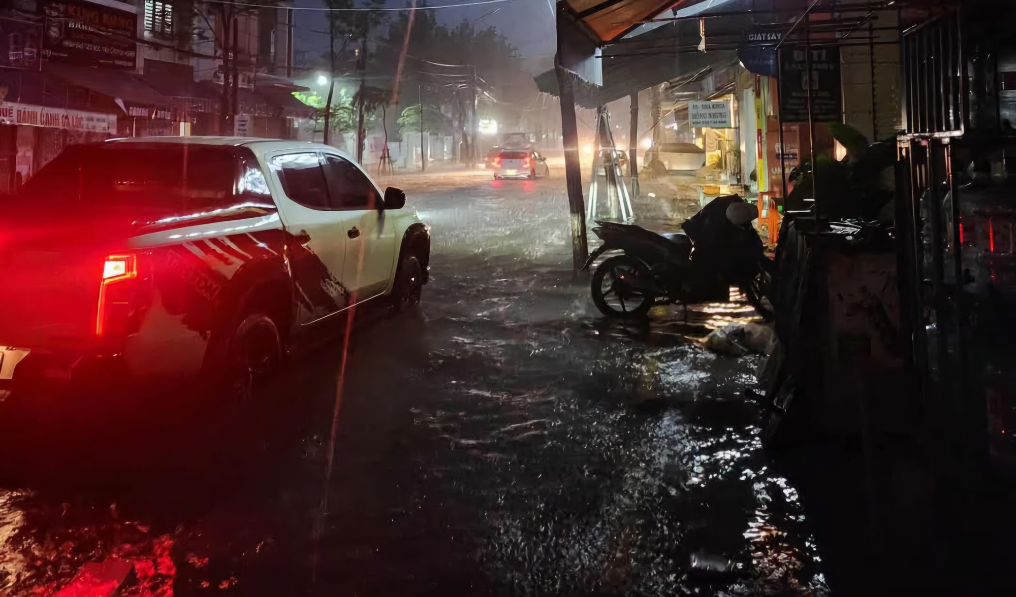 Đà Nẵng: Mưa lớn từ rạng sáng, nhiều khu vực trung tâm ngập sâu- Ảnh 6.