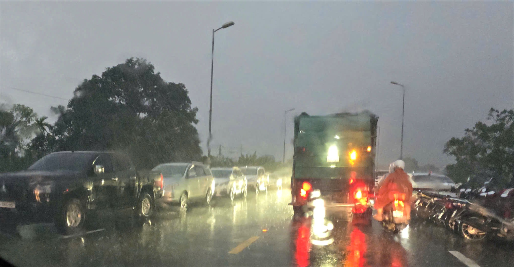 Dân Đà Nẵng đưa ô tô tránh lụt giữa cơn mưa lớn rạng sáng - Ảnh 2.