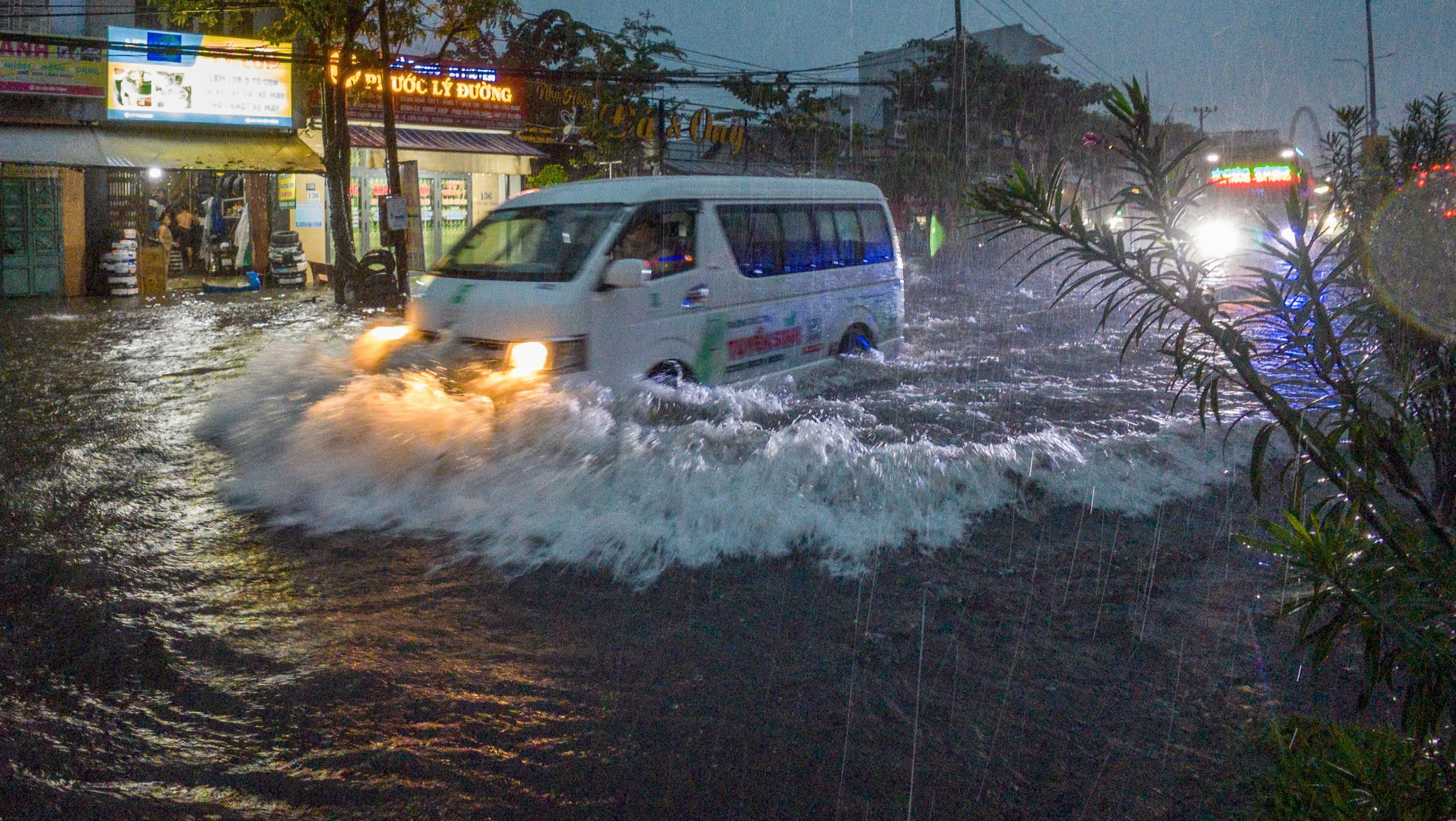 Dân Đà Nẵng đưa ô tô tránh lụt giữa cơn mưa lớn rạng sáng - Ảnh 5.