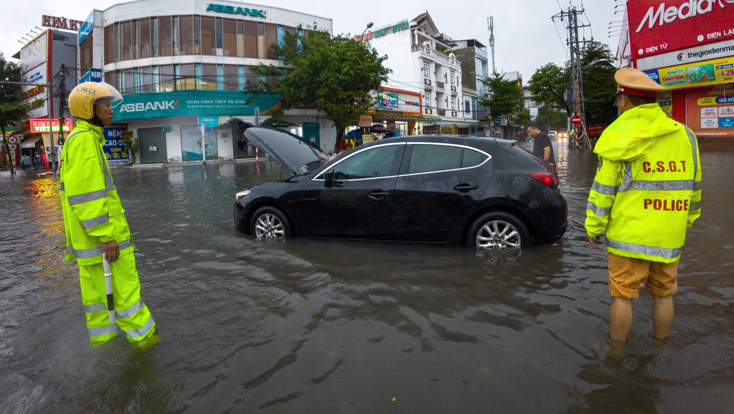 Dân Đà Nẵng đưa ô tô tránh lụt giữa cơn mưa lớn rạng sáng - Ảnh 6.