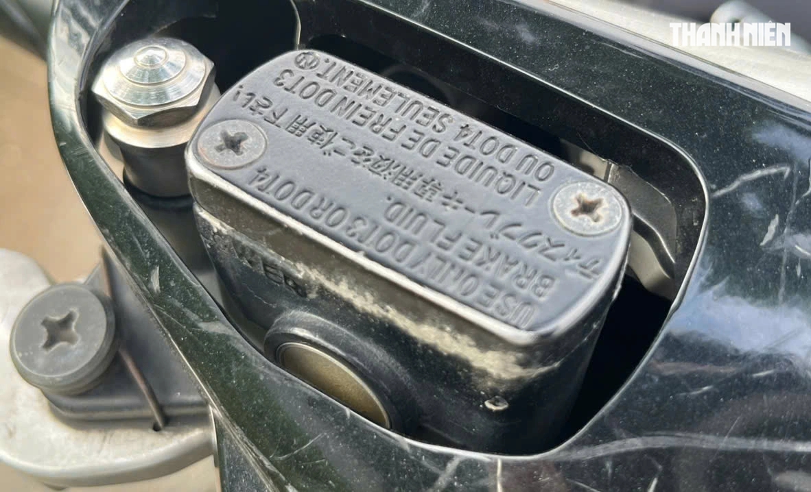 Xe máy bị ngập nước cần thay dầu phanh để đảm bảo an toàn khi lái xe - Ảnh 2.