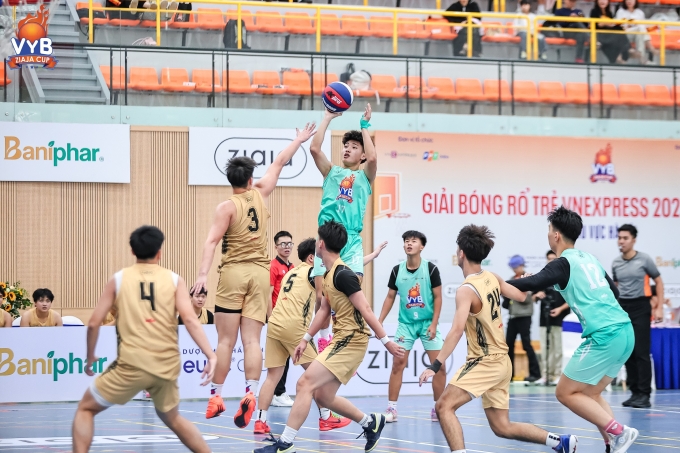 Vinschool Times City (áo vàng) có thể hình vượt trội hơn so với Nguyễn Bỉnh Khiêm. Ảnh: VYB