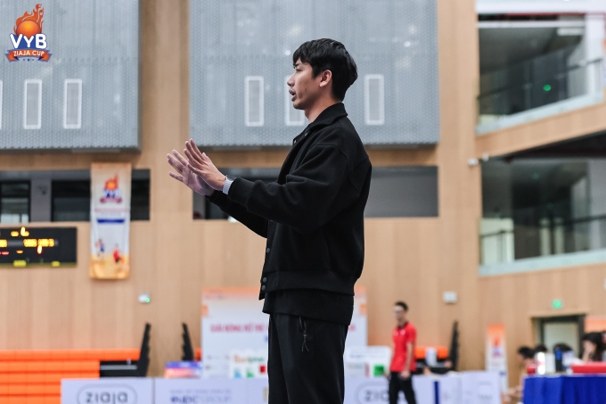 HLV Nguyễn Tuấn Tú đứng sát đường biên chỉ đạo học trò thi đấu suốt bốn hiệp. Ảnh: VYB