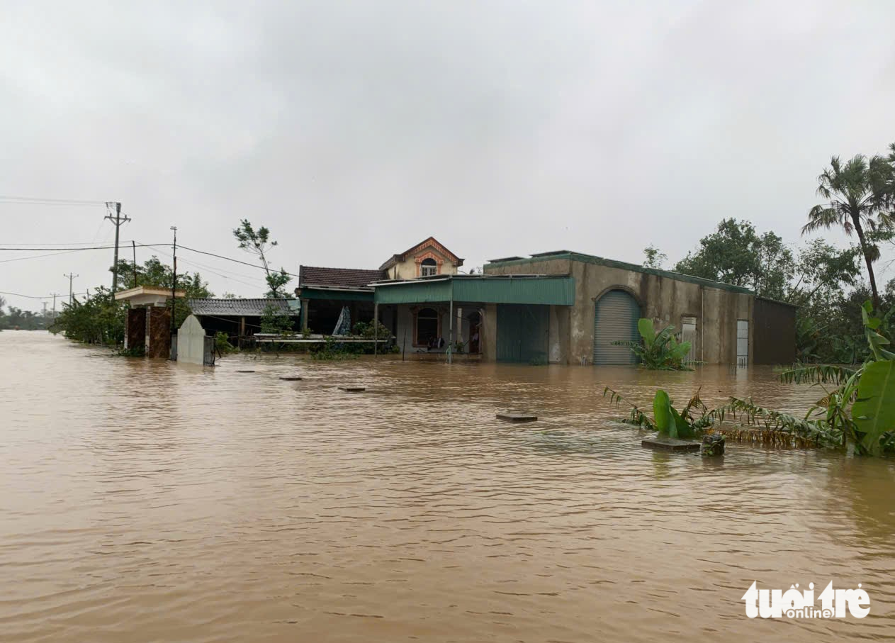 Hà Tĩnh vẫn còn hơn 18.000 học sinh nghỉ học, hồ Kẻ Gỗ đang xả tràn lưu lượng 300m³/s 2 hà tĩnh - Ảnh 2.