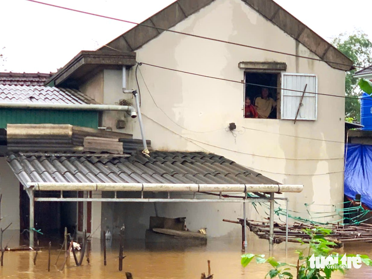 Hà Tĩnh vẫn còn hơn 18.000 học sinh nghỉ học, hồ Kẻ Gỗ đang xả tràn lưu lượng 300m³/s 3 hà tĩnh - Ảnh 3.