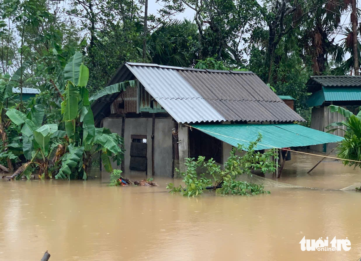 Hà Tĩnh vẫn còn hơn 18.000 học sinh nghỉ học, hồ Kẻ Gỗ đang xả tràn lưu lượng 300m³/s 4 hà tĩnh - Ảnh 4.