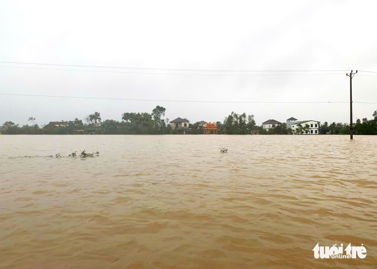 Hà Tĩnh vẫn còn hơn 18.000 học sinh nghỉ học, hồ Kẻ Gỗ đang xả tràn lưu lượng 300m³/s 5 hà tĩnh - Ảnh 5.