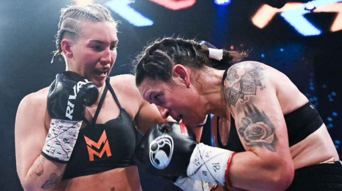 Mikaela Mayer (trái) ra đòn trong trận thống nhất ba đai WBA, WBC và WBO hạng super-welterweight với Mary Spencer ngày 30/10. Ảnh: AP
