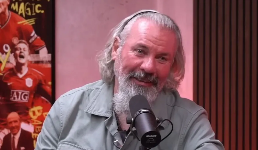 Không ai còn nhận ra diện mạo huyền thoại của MU Brian McClair lúc này. ẢNH: YouTube/Stretford Paddock huyen-thoai-cua-mu-Brian-McClair.jpg