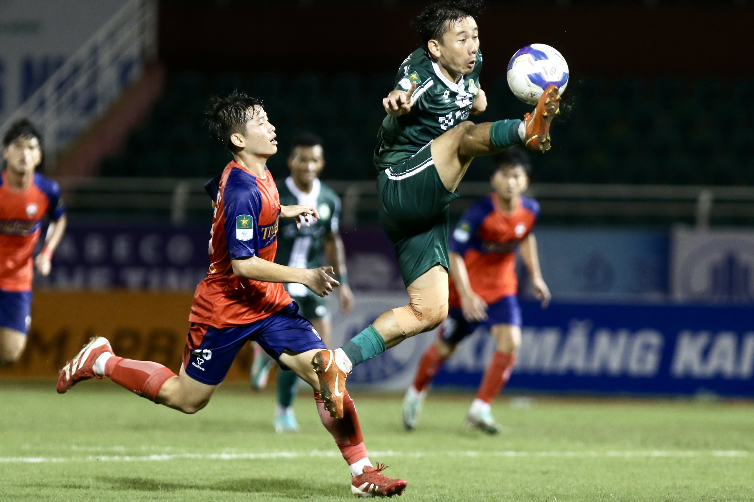 Công Phượng vẫn phải dự khán, Trường Tươi Đồng Nai thắng ngược nghẹt thở đội cuối bảng- Ảnh 2. Công Phượng vẫn phải dự khán, Trường Tươi Đồng Nai thắng ngược nghẹt thở đội cuối bảng - Ảnh 2.