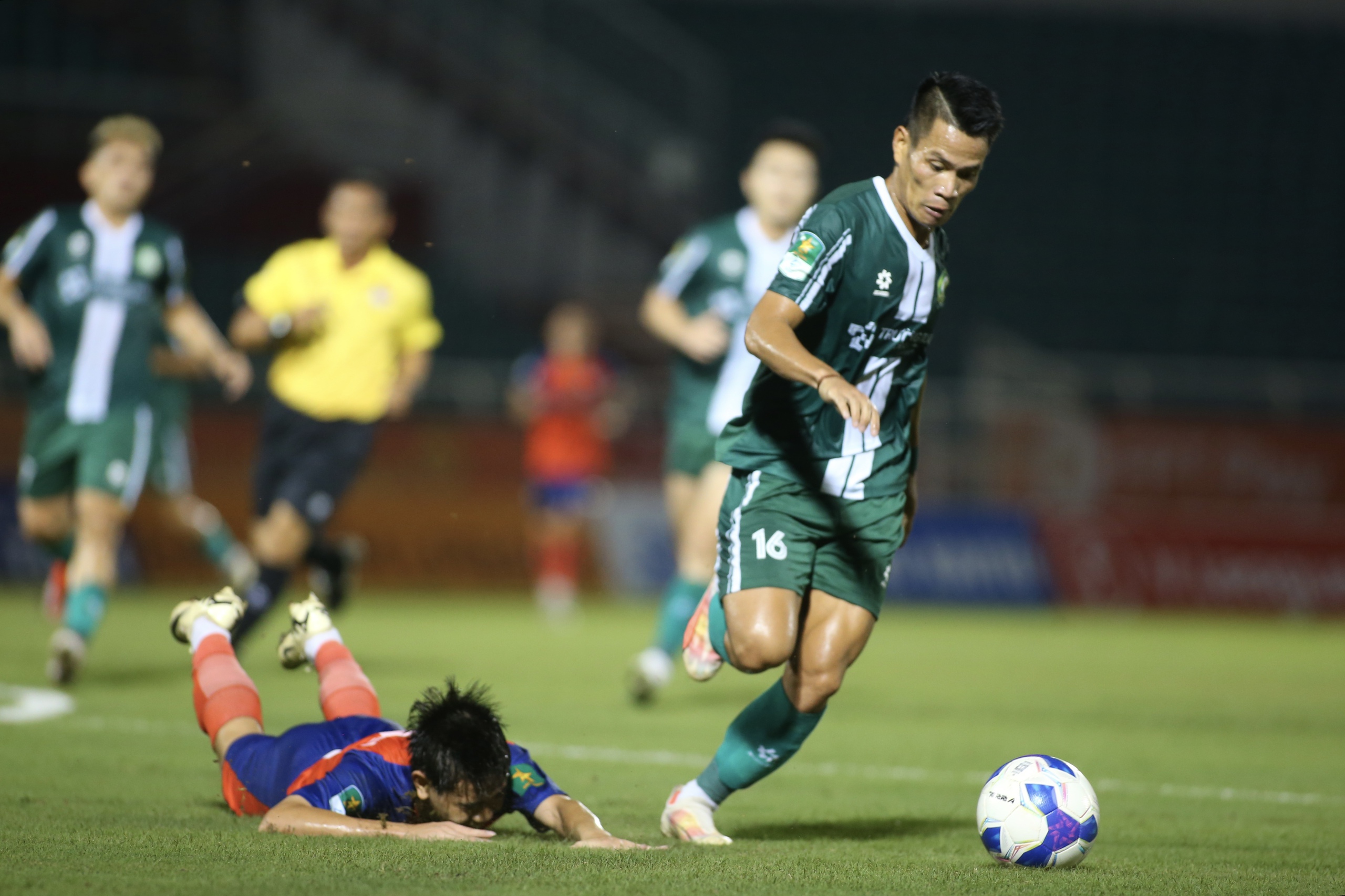 Công Phượng vẫn phải dự khán, Trường Tươi Đồng Nai thắng ngược nghẹt thở đội cuối bảng- Ảnh 4. Công Phượng vẫn phải dự khán, Trường Tươi Đồng Nai thắng ngược nghẹt thở đội cuối bảng - Ảnh 4.