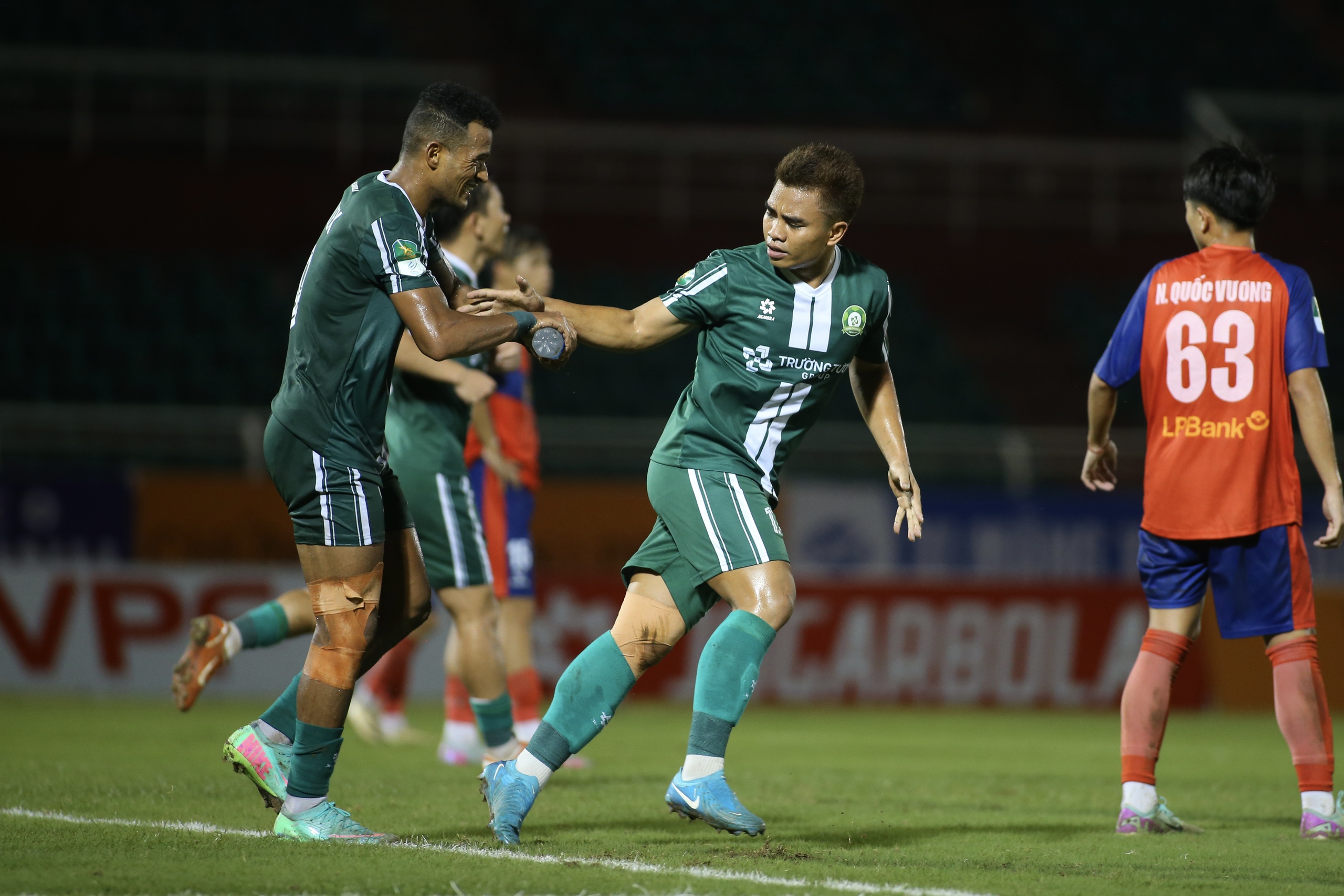 Công Phượng vẫn phải dự khán, Trường Tươi Đồng Nai thắng ngược nghẹt thở đội cuối bảng- Ảnh 5. Công Phượng vẫn phải dự khán, Trường Tươi Đồng Nai thắng ngược nghẹt thở đội cuối bảng - Ảnh 6.