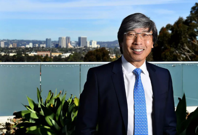 Patrick Soon-Shiong tại văn phòng của ông ở thành phố Culver City, bang California. Ảnh: LAT