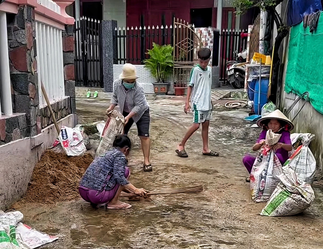 Ứng phó bão số 13: Người dân Đắk Lắk gia cố nhà cửa, di dời tôm hùm - Ảnh 2.