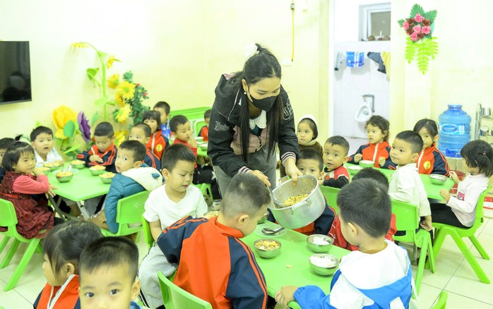 Trao 150 triệu đồng tiền bạn đọc cho trường bị thiệt hại do bão số 10 ở Thanh Hóa - Ảnh 2.