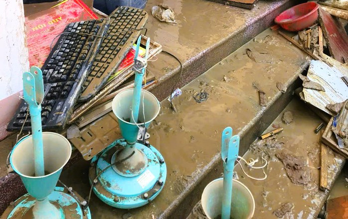 Trao 150 triệu đồng tiền bạn đọc cho trường bị thiệt hại do bão số 10 ở Thanh Hóa - Ảnh 4.