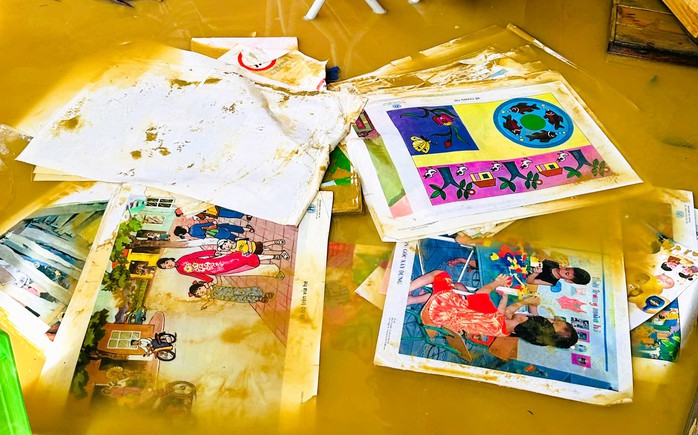 Trao 150 triệu đồng tiền bạn đọc cho trường bị thiệt hại do bão số 10 ở Thanh Hóa - Ảnh 6.