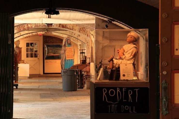 Búp bê Robert là một trong những điểm thu hút nổi tiếng nhất tại Bảo tàng Pháo đài Đông Martello ở Key West, Florida (Mỹ). Một số du khách khẳng định rằng con búp bê này có thể tự di chuyển. Ảnh: CNN