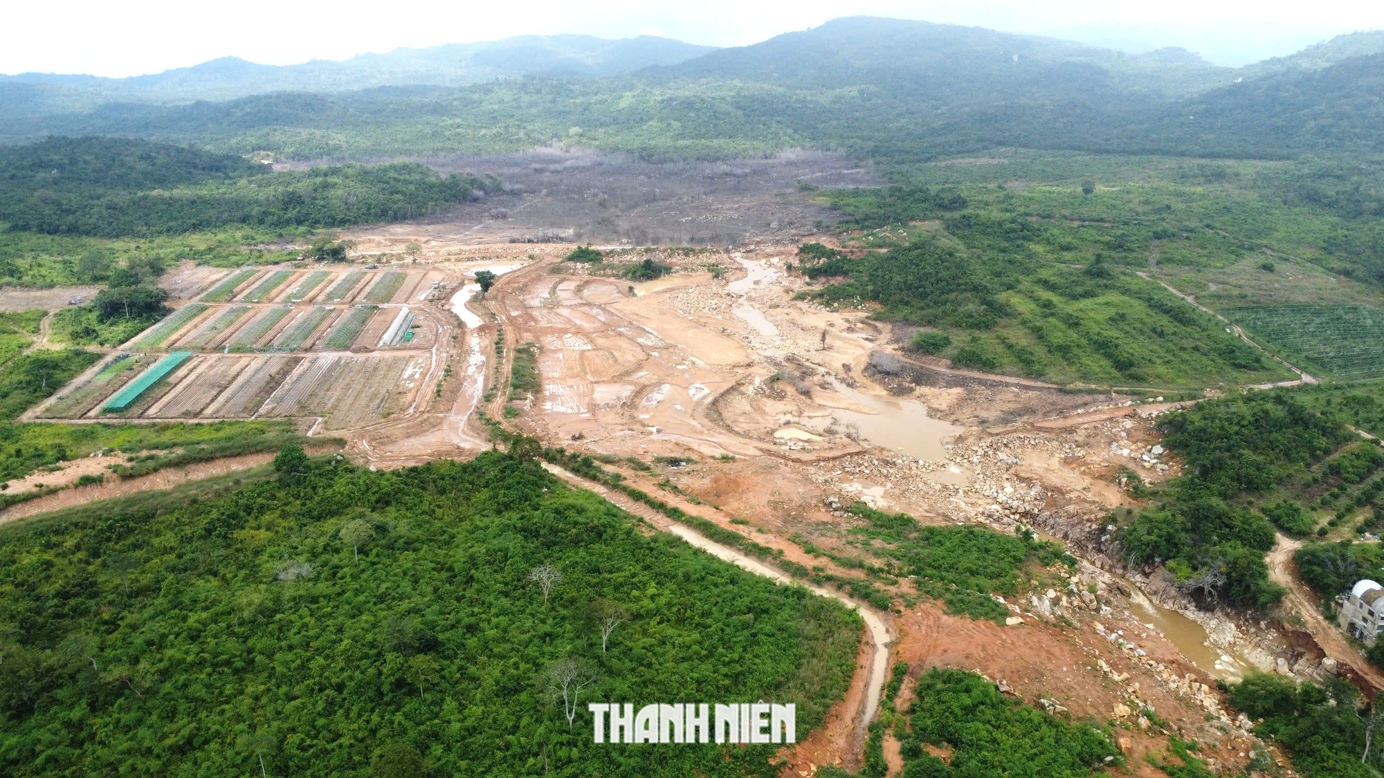 Vỡ hồ chứa nước ở Tuy Phong: Cận cảnh 'ao chứa' rộng tới 18 ha - Ảnh 6.