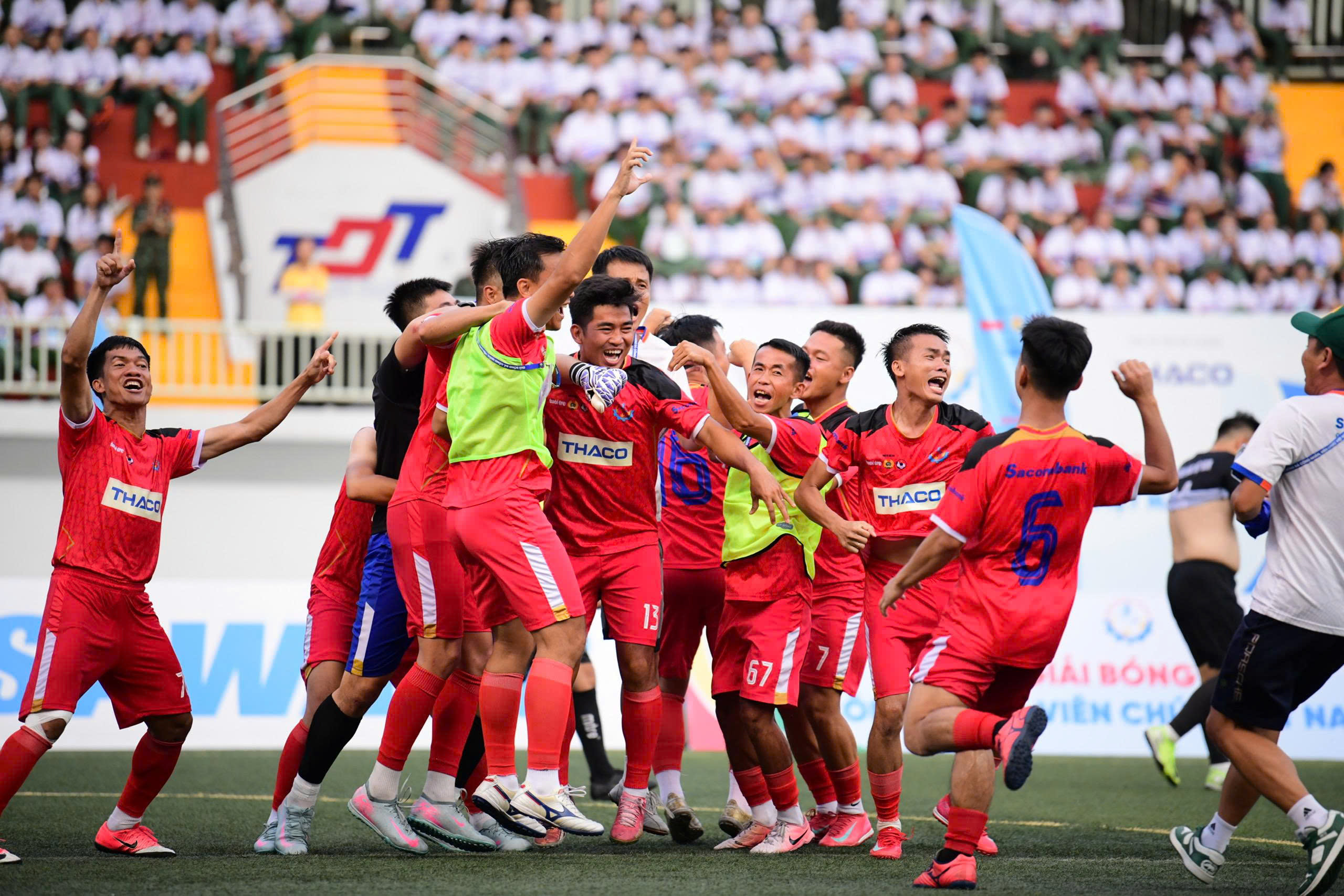 Anh trai đá bóng, vợ 'ngóng' trên sân 2 Anh trai đá bóng, vợ 'ngóng' trên sân - Ảnh 3.