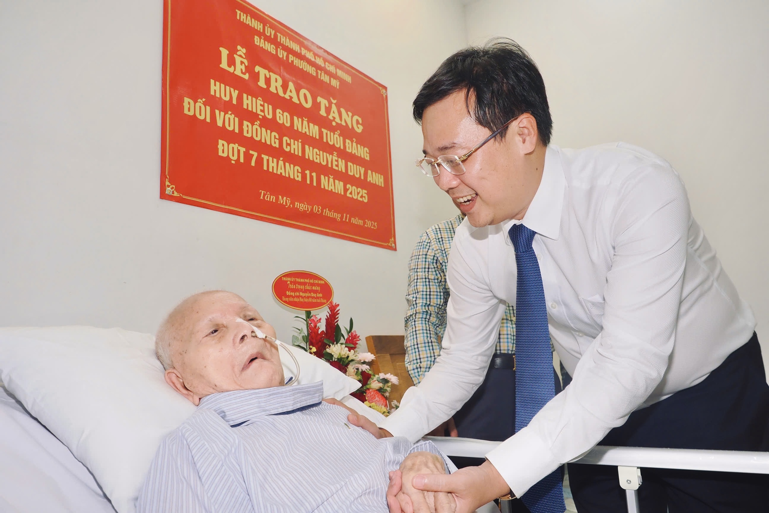 Ông Lê Quốc Phong trao Huy hiệu 60 năm tuổi Đảng đến cụ Nguyễn Duy Anh - Ảnh 3.