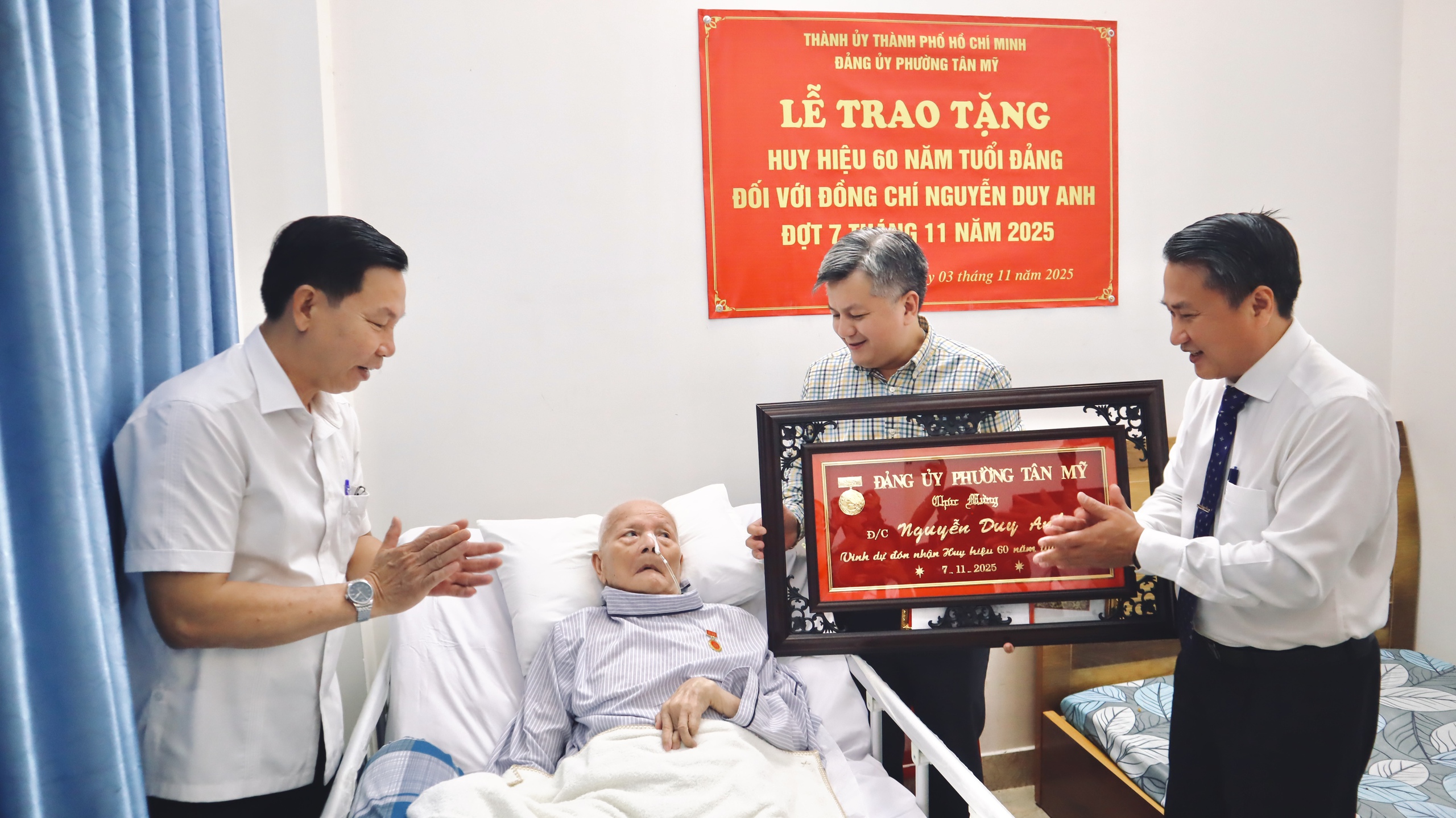 Ông Lê Quốc Phong trao Huy hiệu 60 năm tuổi Đảng đến cụ Nguyễn Duy Anh - Ảnh 5.