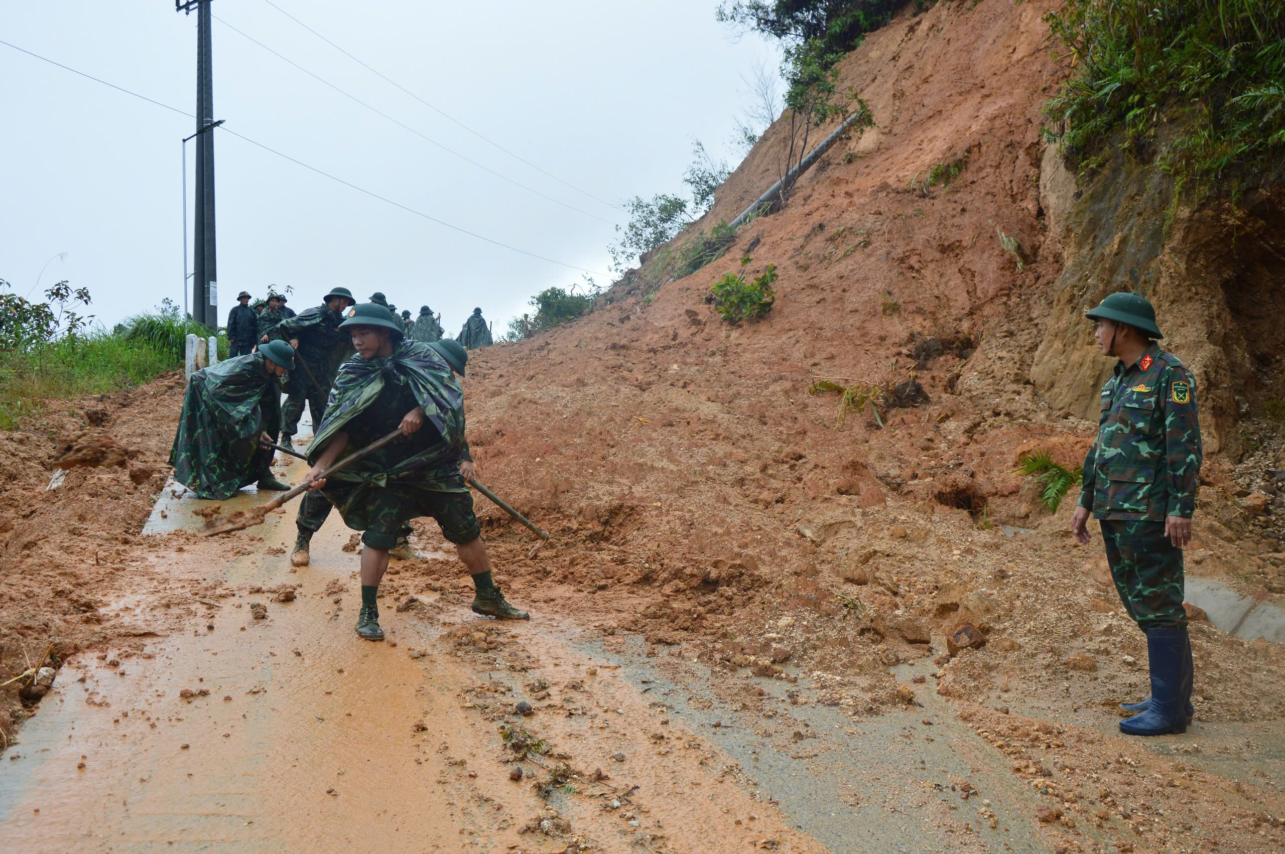 Bộ đội xẻ núi, mở đường vào 5 thôn bị cô lập do sạt lở ở Quảng Ngãi - Ảnh 2.