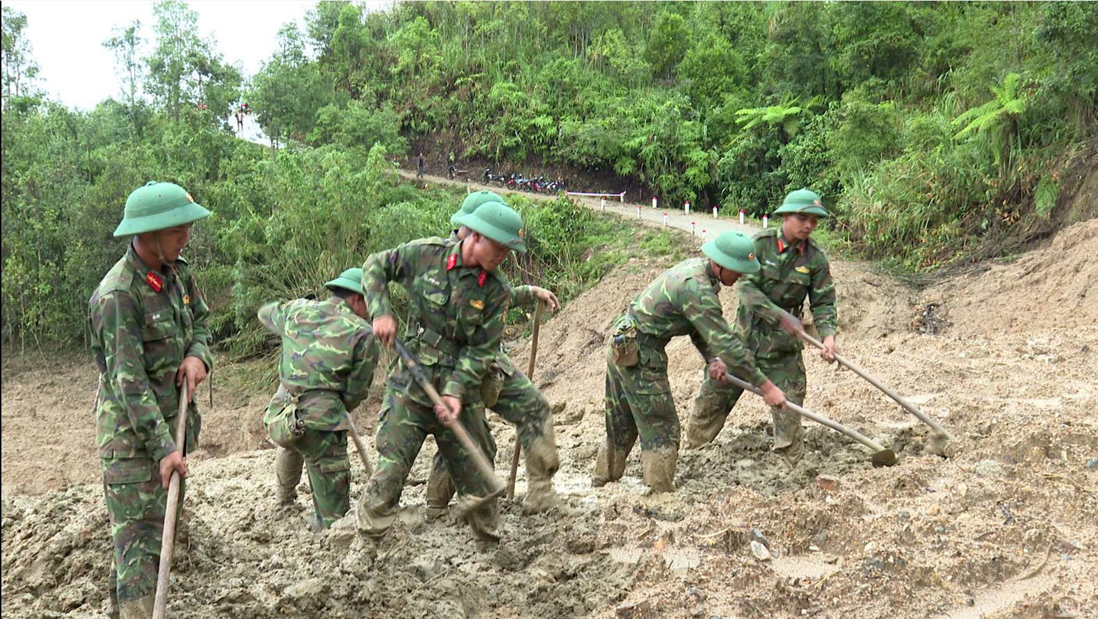 Bộ đội xẻ núi, mở đường vào 5 thôn bị cô lập do sạt lở ở Quảng Ngãi - Ảnh 3.