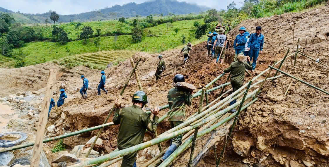 Bộ đội xẻ núi, mở đường vào 5 thôn bị cô lập do sạt lở ở Quảng Ngãi - Ảnh 4.