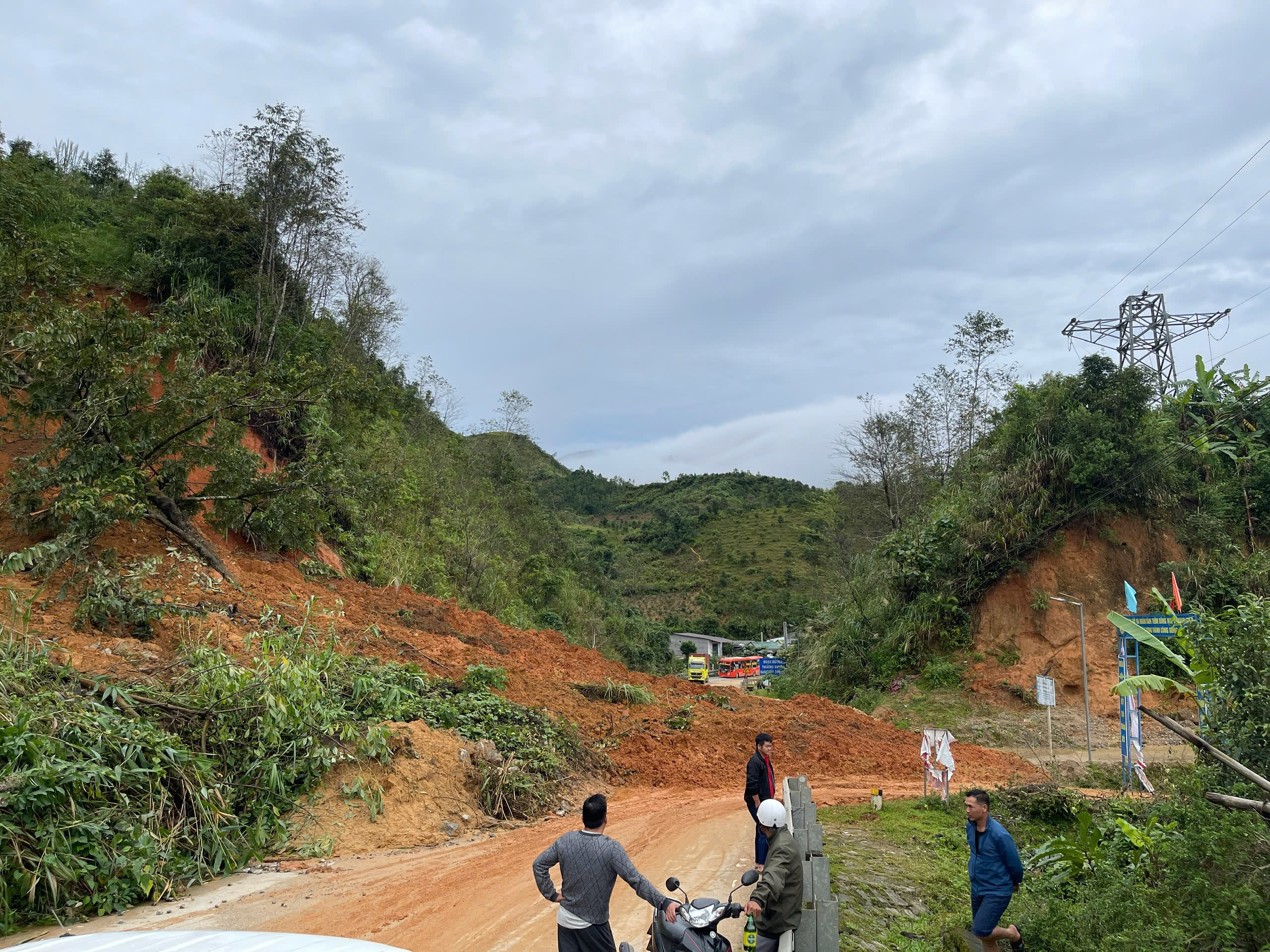 Bộ đội xẻ núi, mở đường vào 5 thôn bị cô lập ở Quảng Ngãi do sạt lở - Ảnh 5.