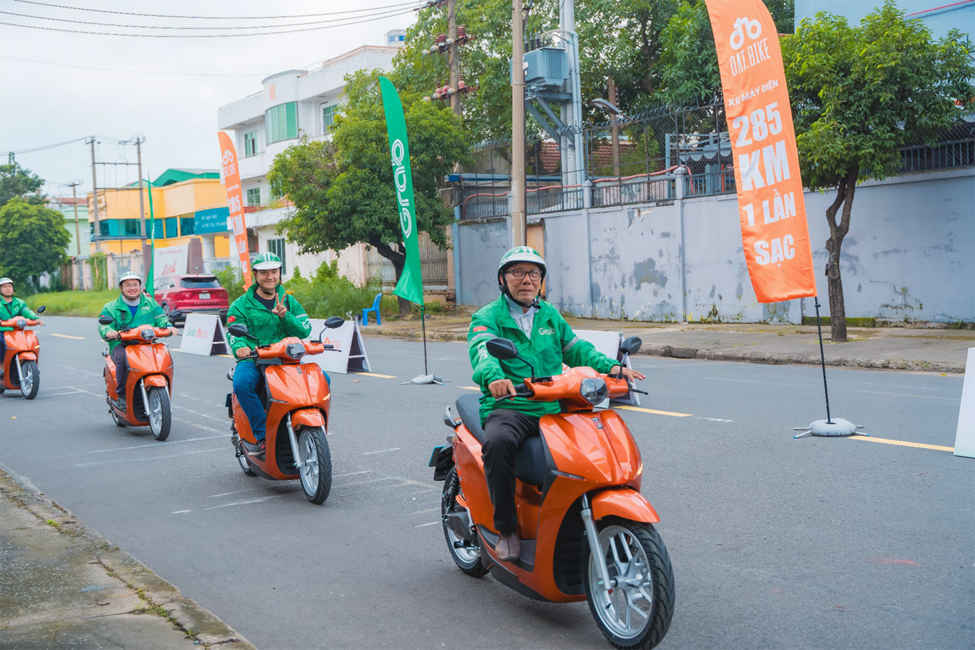 Grab bắt tay Dat Bike: Phổ cập xe điện bằng 