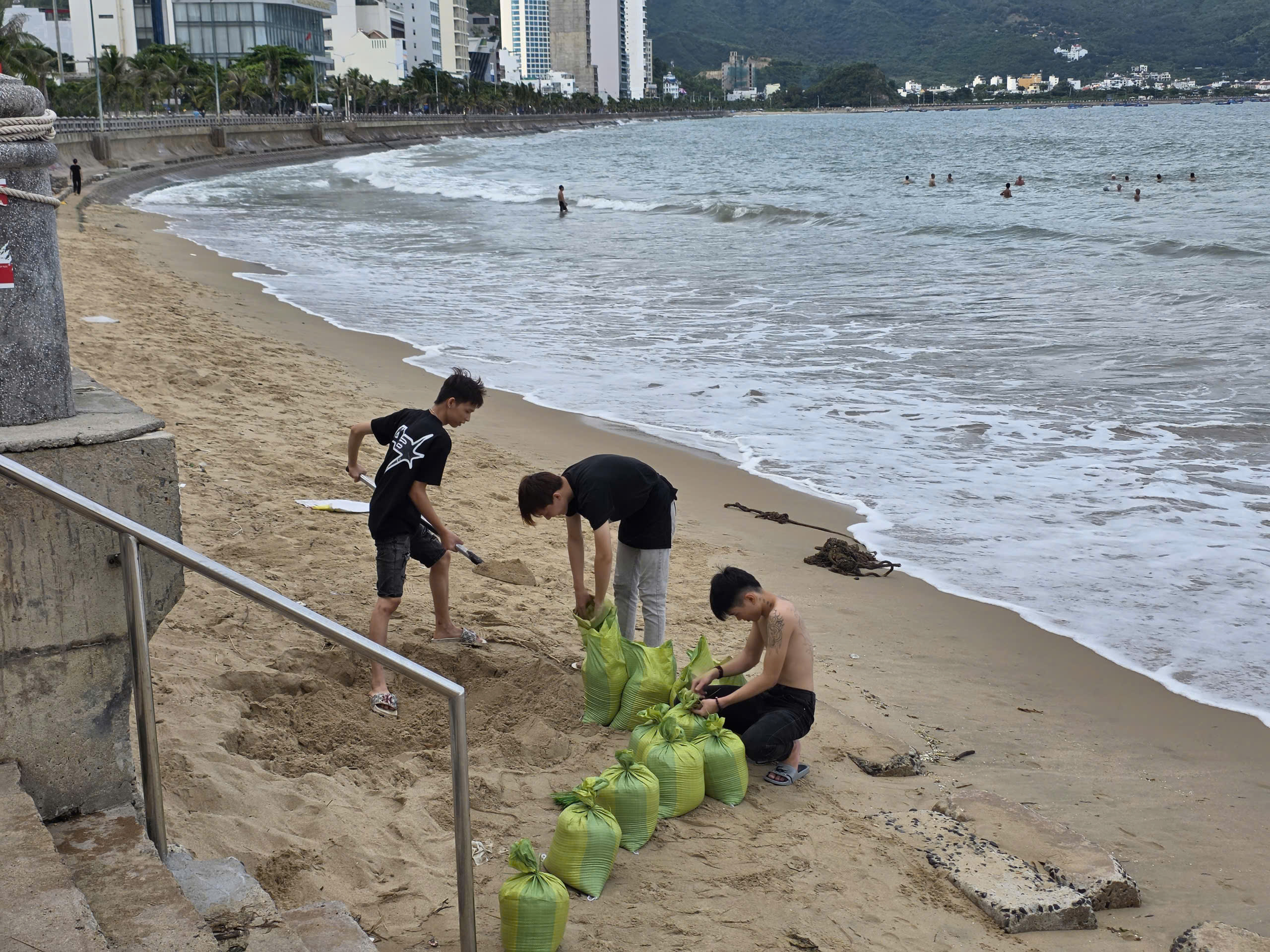 Ứng phó bão Kalmaegi: yêu cầu tàu thuyền vào bờ trước 10 giờ ngày 5.11 - Ảnh 2.