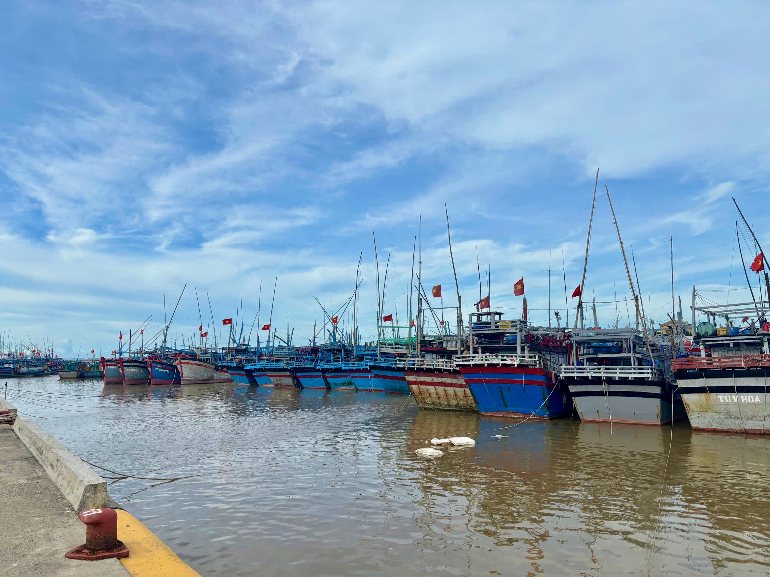 Đắk Lắk kêu gọi tàu thuyền tránh bão, đưa người trên lồng bè vào bờ- Ảnh 2.