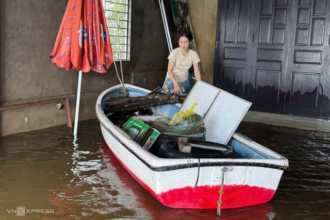 Nước ngập vào sân 30 cm, chị Quỳnh đã đưa hết tài sản lên cao. Ảnh: Đắc Thành