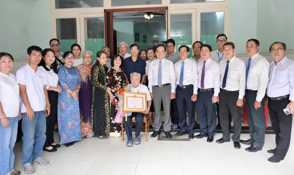 TP.HCM tăng cường phát triển đảng viên tại doanh nghiệp, nhất là khu vực ngoài nhà nước-dang-vien-trao-huy-hieu-dang-tpchm (4).jpg