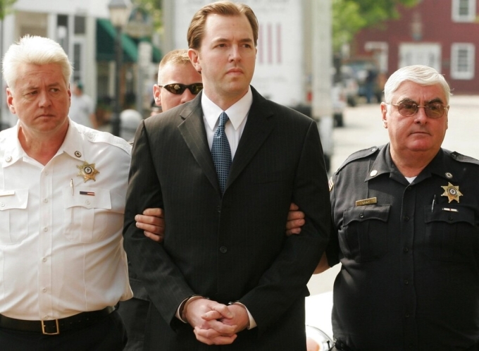 Thomas Toolan bị áp giải đến tòa án tại Nantucket vào tháng 6/2007. Ảnh: Nantucket Current