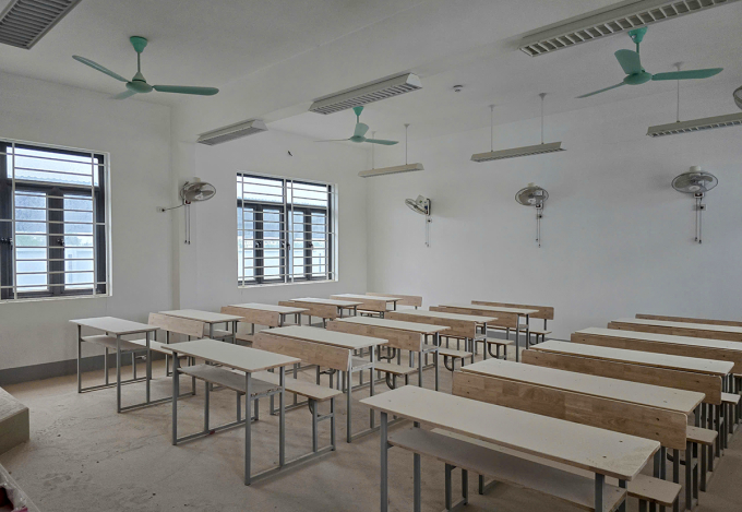 Bàn ghế đặt trong các phòng ở cơ sở mới bụi bám phủ. Ảnh: Đức Hùng