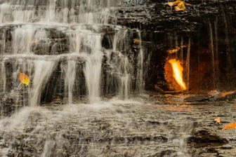 Giải mã hiện tượng ngọn lửa vĩnh cửu cháy giữa thác nước ở Mỹ